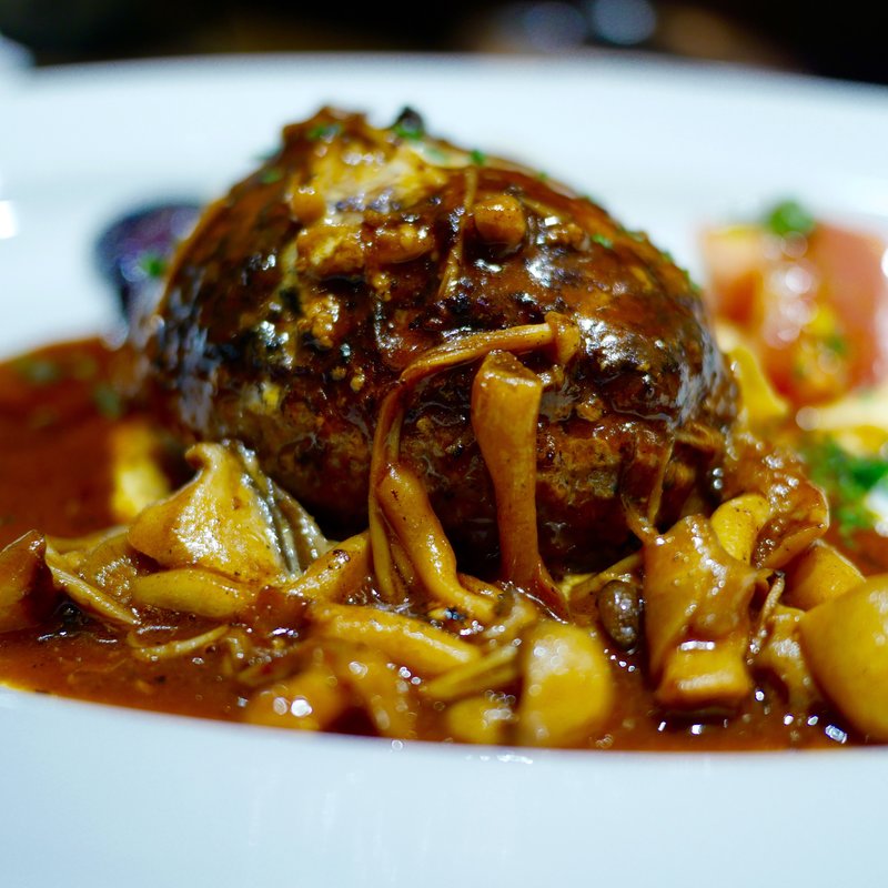 赤ワイン醤油煮ソースちょいでかハンバーグ(イタリアンダイニング&ダーツ　めぐる)