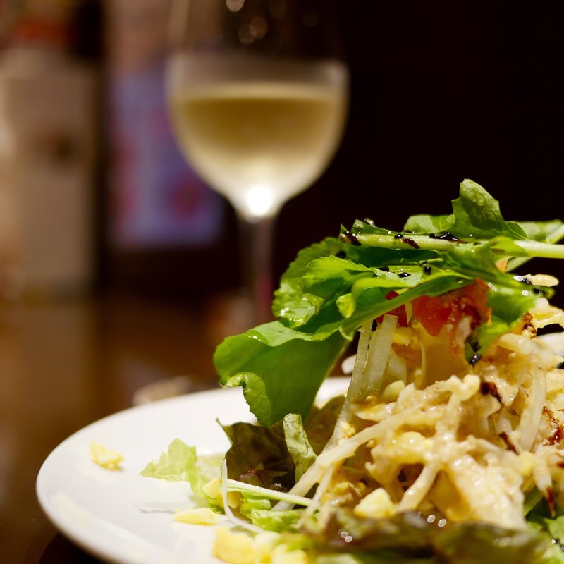 ハンバーグランチセットのサラダ(イタリアンダイニング&ダーツ　めぐる)