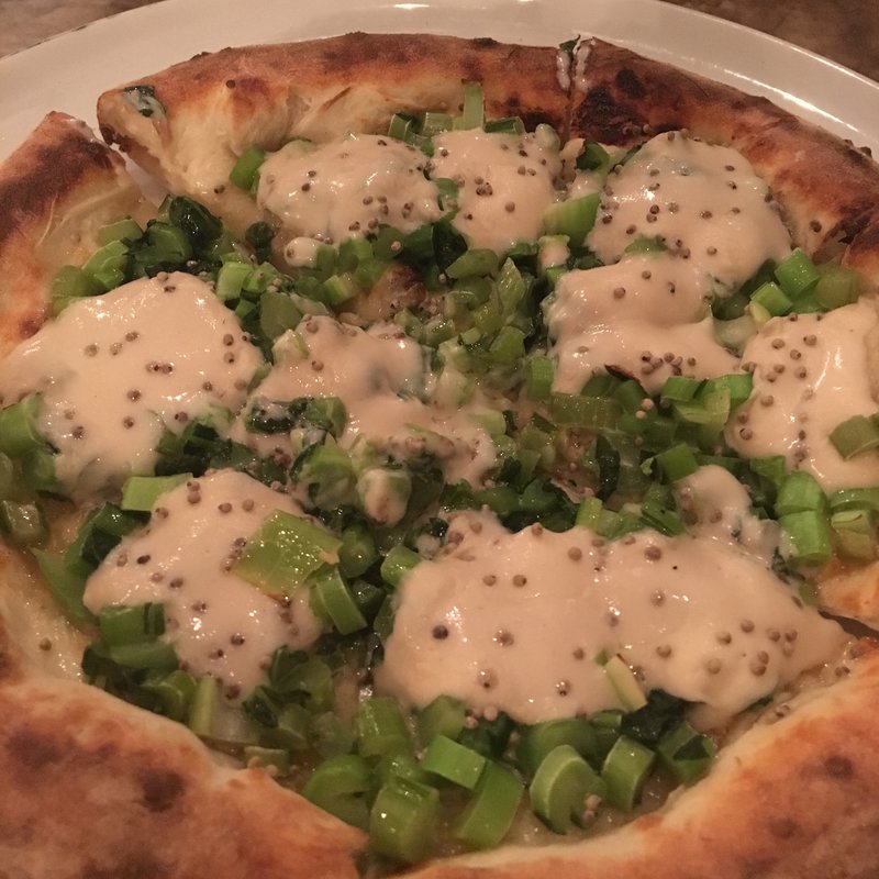 野沢菜のピザ(エンボカ 東京)