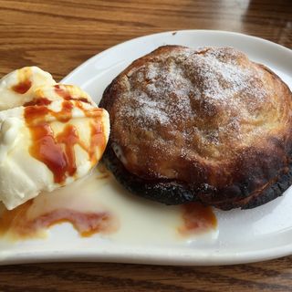 自家製アップルパイのバニラアイス添え(EMPORIO cafe&dining)