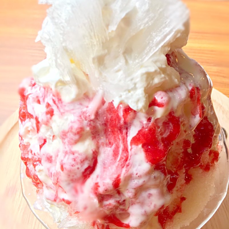 フローズンイチゴかき氷ホイップクリームのせ(心斎橋ガルル GaRuRu)