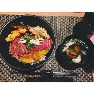 牛ロース肉 特製レア焼き丼(お吸い物付き)(旬菜ステーキ処 らいむらいと （シュンサイステーキドコロ ライムライト）)