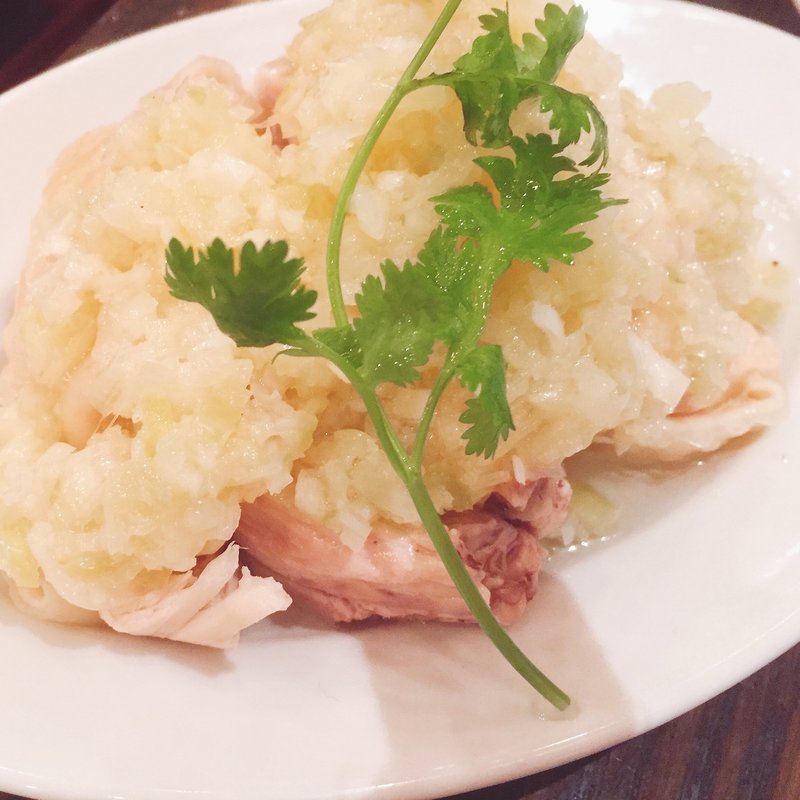 コラーゲンたっぷり蒸し鶏ネギソース S 850円  L 1200円(CHI·i·NA)