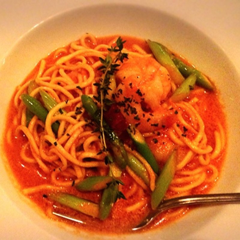 海老とアスパラのトマトクリームパスタ(ラ フレスカ)