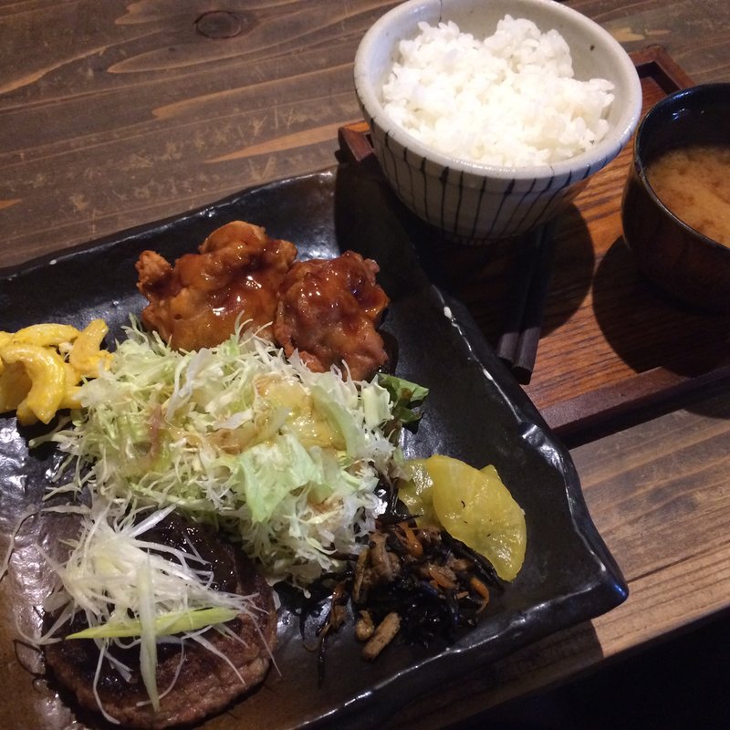 ハンバーグと鶏唐のバルサミコ酢合え(犬茶屋本舗/茶寮甘壺庵)