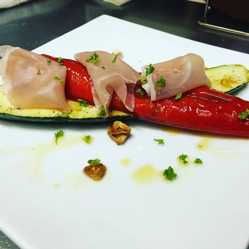 ズッキーニとパプリカのソテー生ハムのせ(Pon de bar HEJIRA)