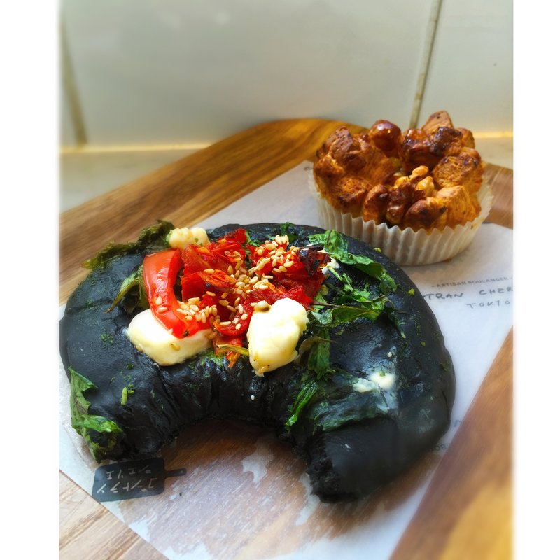 イカスミのフォッカッチャ(BOUL'ANGE 新宿サザンテラス店)