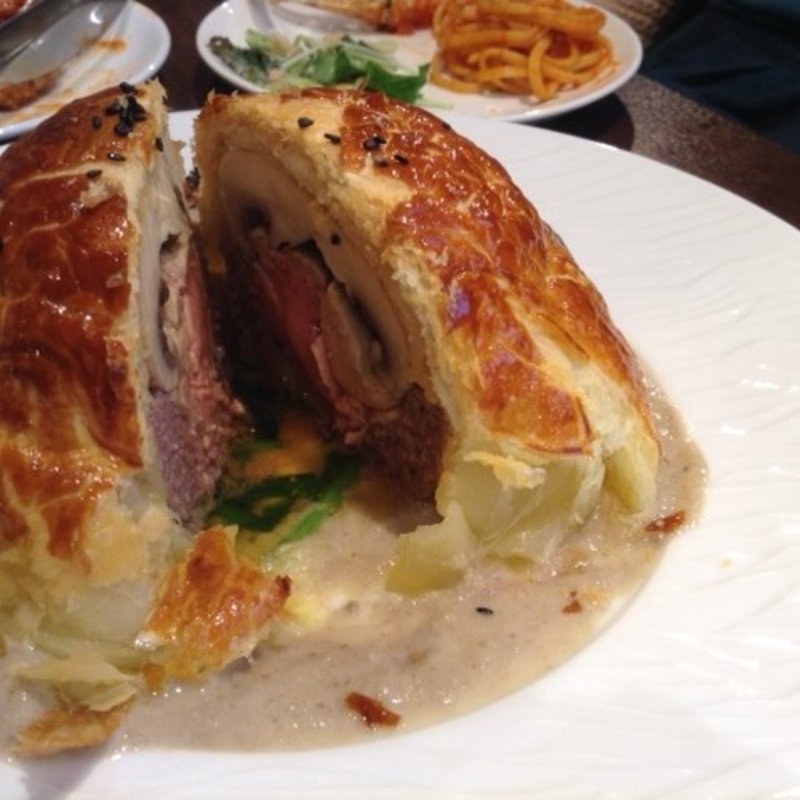 ジャンボマッシュルームのパイ包み(俺のフレンチ・イタリアン 松竹芸能 角座広場)