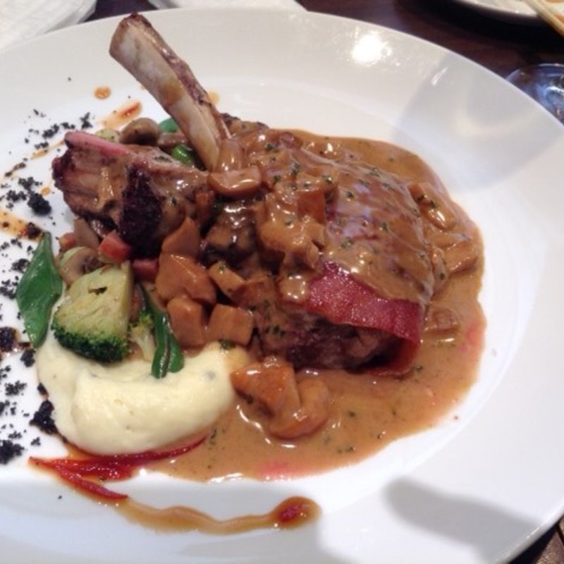 骨付き仔牛のソテー(俺のフレンチ・イタリアン 松竹芸能 角座広場)