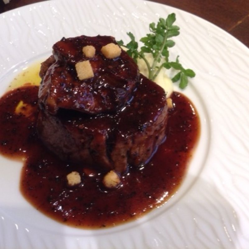 牛フィレ肉とフォアグラのロッシーニ(俺のフレンチ・イタリアン 松竹芸能 角座広場)