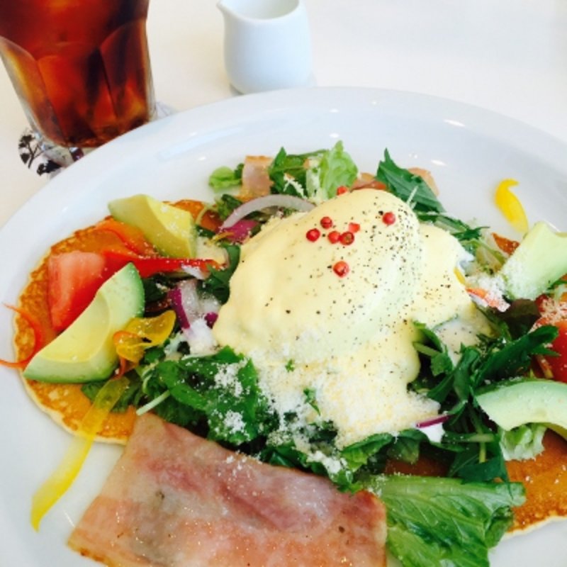 ベーコンとアボカドのエッグベネディクトパンケーキサラダ(Butter ららぽーと甲子園店)