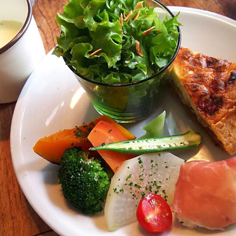 キッシュと野菜のスープランチ(tea room mahisa 元町店)