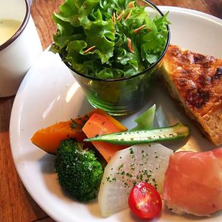 キッシュと野菜のスープランチ(Tea room mahisa motomachi （ティールームマヒシャ 【旧店名】マドマド）)