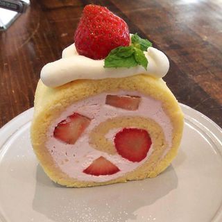 苺のロールケーキ(メゾン ド フルージュ （maison de frouge）)