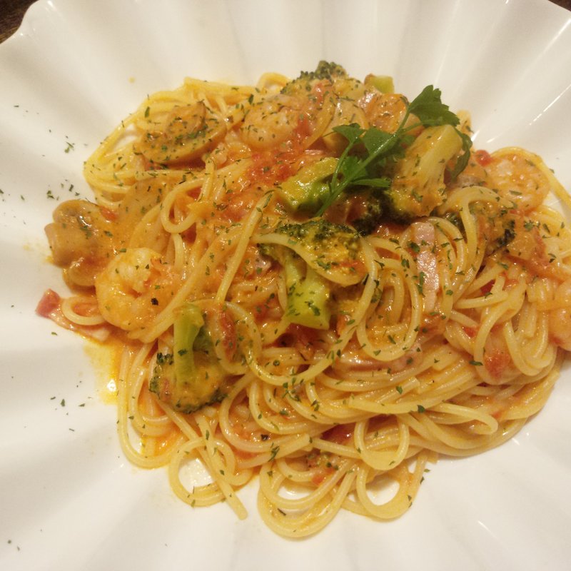 小エビとブロッコリーとチーズのトマトクリームパスタ(マンジャーレ )