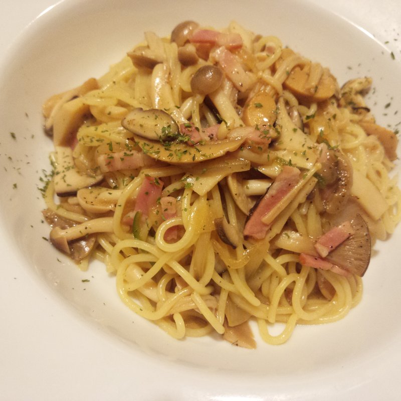 きのこ4種とベーコンのバターしょう油パスタ(マンジャーレ )