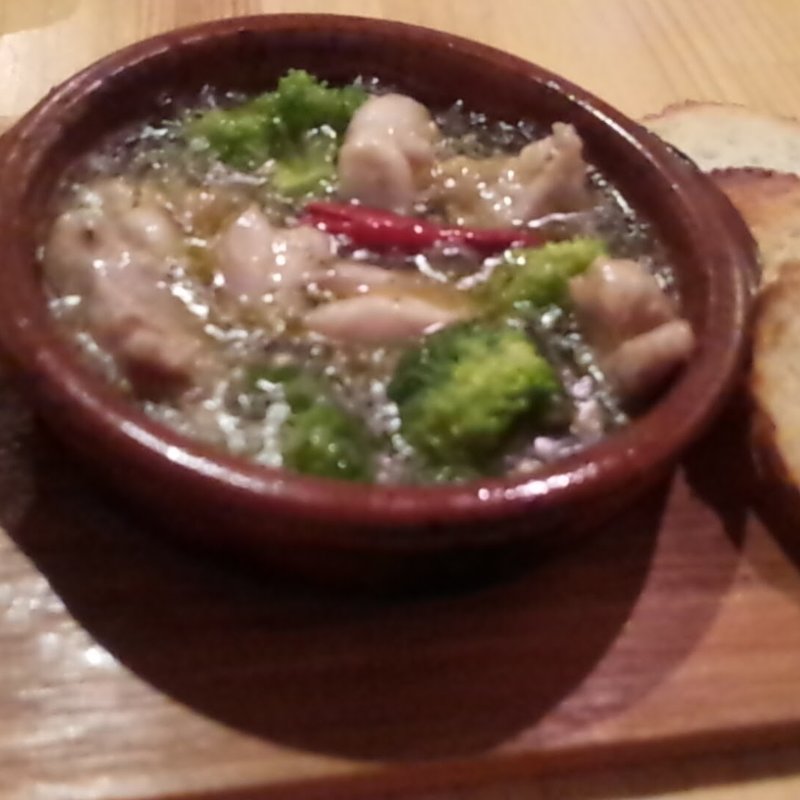 鶏肉とブロッコリーのアヒージョ(お肉イタリアン　TUNA （ツナ）)