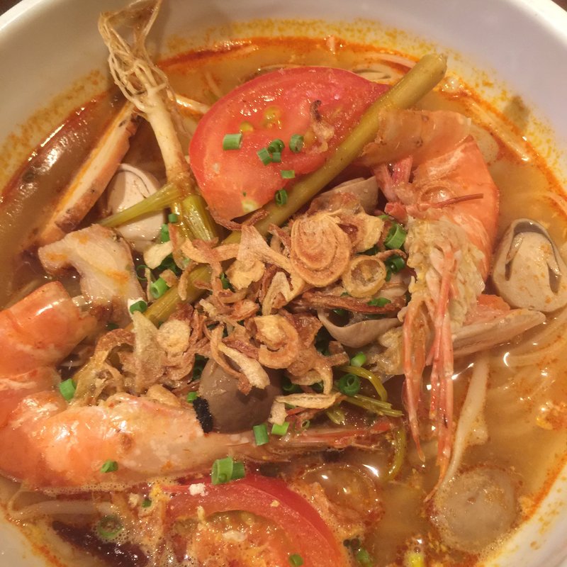 トム・ヤム・クンヌードル(楽屋 （ラクヤ）)