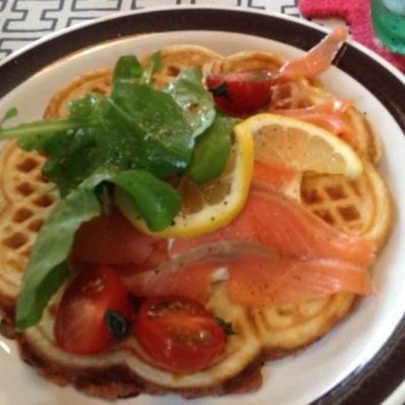 スモークサーモンのサラダ載せワッフル(マルカ)