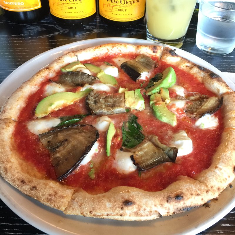 マルゲリータ+アボカド+イタリアンナス(800°DEGREES NEAPOLITAN PIZZERIA NEWoMan新宿)