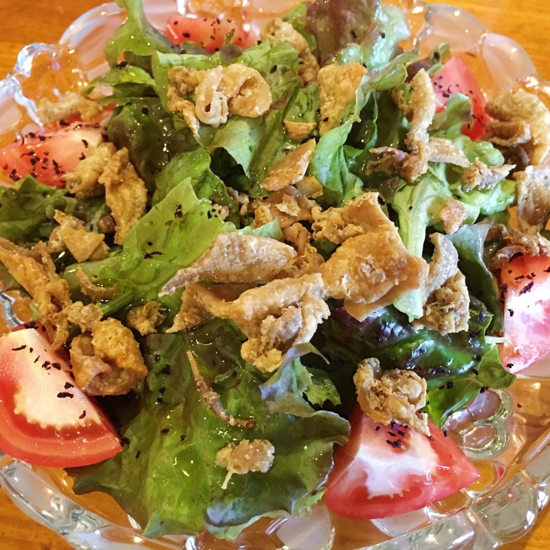 鶏皮のカリカリサラダ(ナイスユカリ)