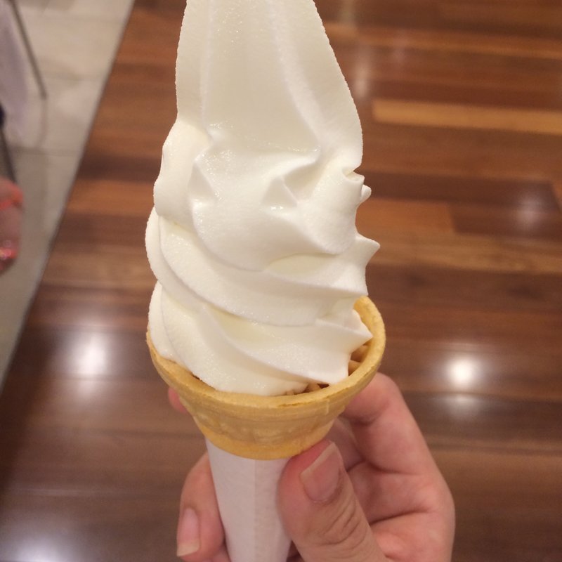 バニラ（ワッフルコーン）(ミルク＆パフェよつ葉ホワイトコージ)