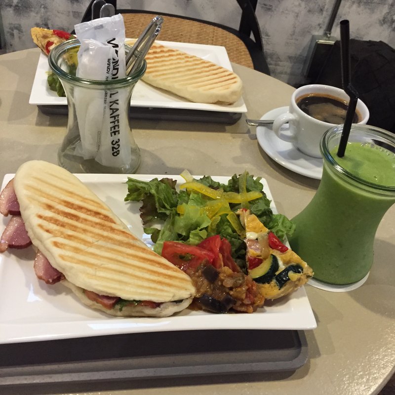 鴨のパニーニ(MONDIAL KAFFEE（モンディアルカフェ）328 Diamond cross)