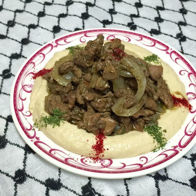  ホンモス・マ・ラッハマ  ひよこ豆のペーストに、さらにこんがり焼いた鶏レバーやたまねぎなどをトッピングした、ボリュームもあるサラダペーストです。  (ビサン （Bisan）)