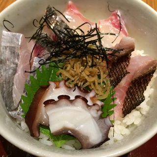 海鮮丼と安芸灘産若布にゅう麺の海鮮丼(瀬戸内ダイニング 遠音近音 Ochi Kochi(をちこち))