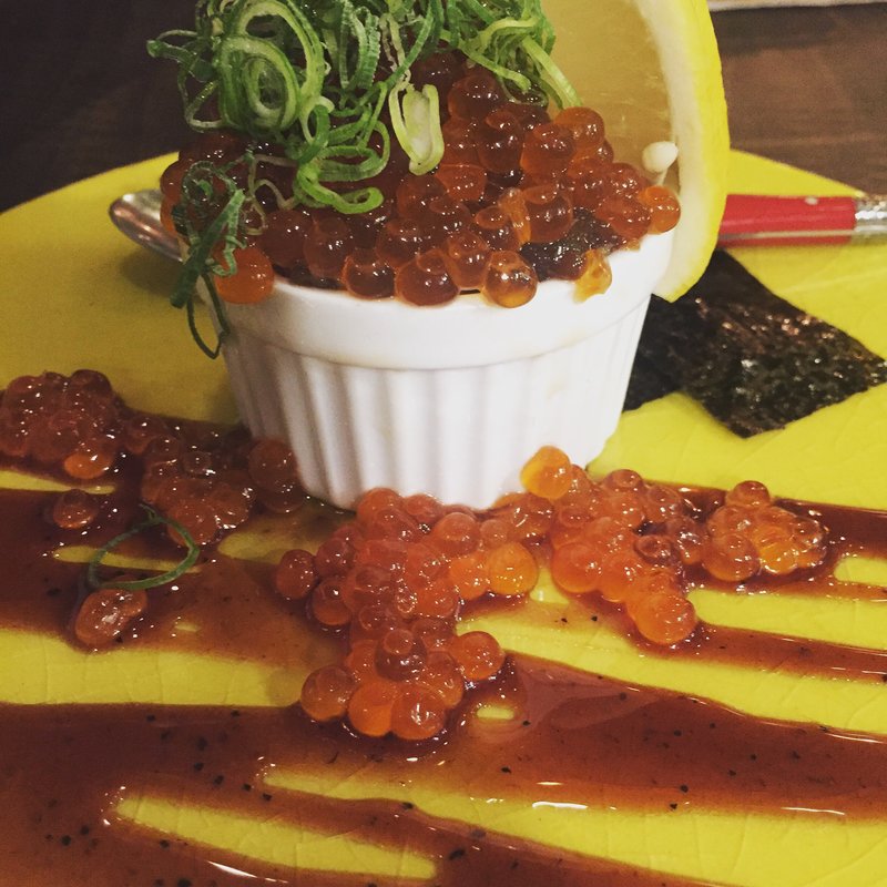 こぼれイクラとマグロのタルタル(港町バル )