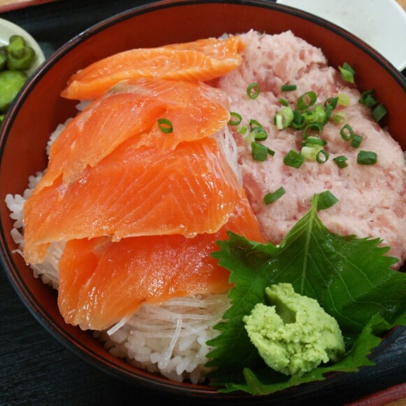 サーモンとねぎトロの2色丼(勘太そば )