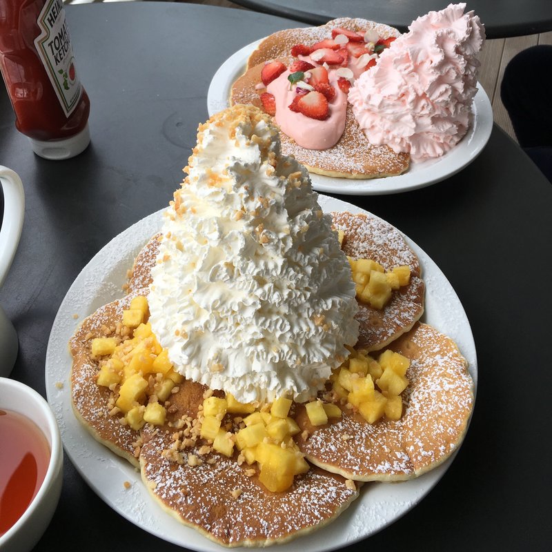 パイナップルホイップクリームとマカデミアナッツ(Eggs 'n Things 横浜山下公園店)