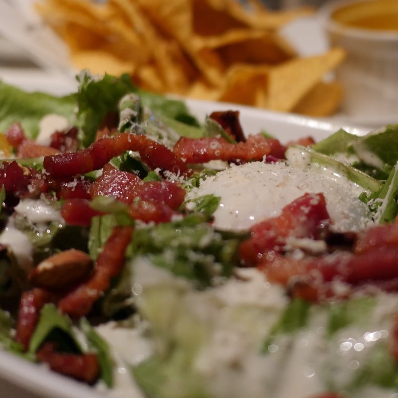 カリカリベーコンとロメインレタスのシーザーサラダ(温玉のせ)(オリエンタル カフェ （ORIENTAL CAFE）)