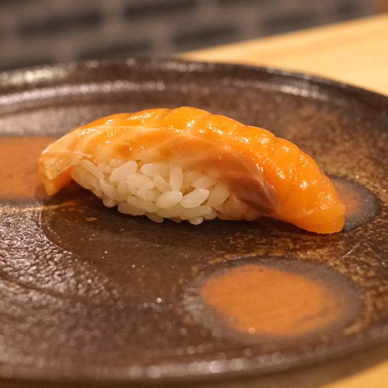 サーモンの握り(東麻布 天本)