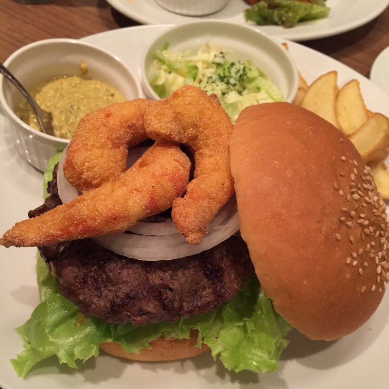 シュリンプポーボーイバーガー(アメリカ料理 スキレットダイナー Skillet Diner)