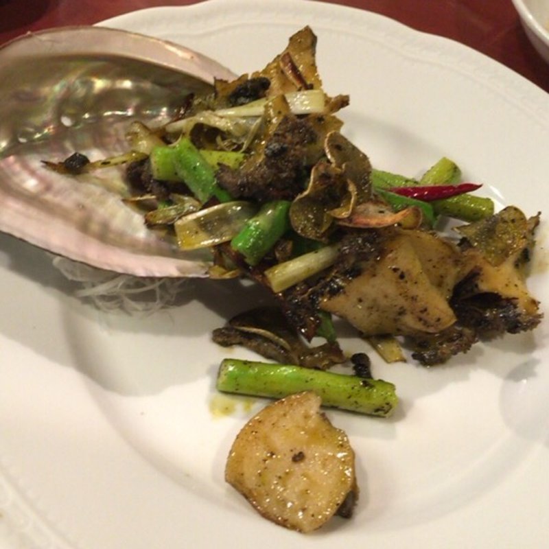 蒸し鮑とグリーンアスパラのガーリック炒め(大井楼 )