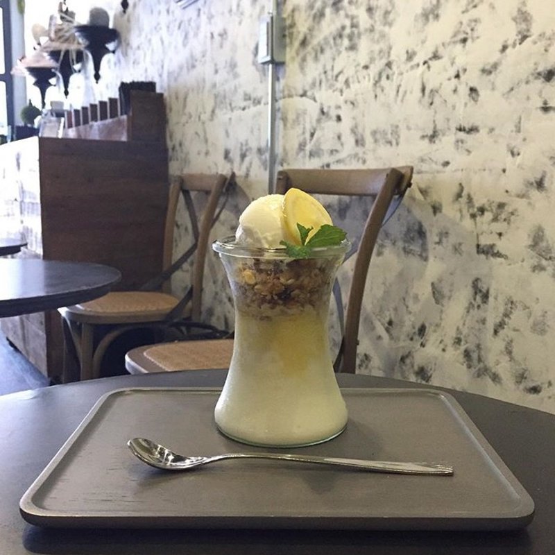 グラノーラパフェ(MONDIAL KAFFEE（モンディアルカフェ）328 Diamond cross)