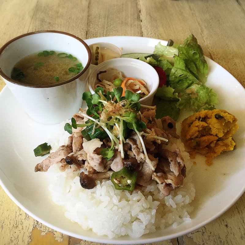 梅豚とオクラのどんぶり風ごはんプレート(Cafe Shibaken)