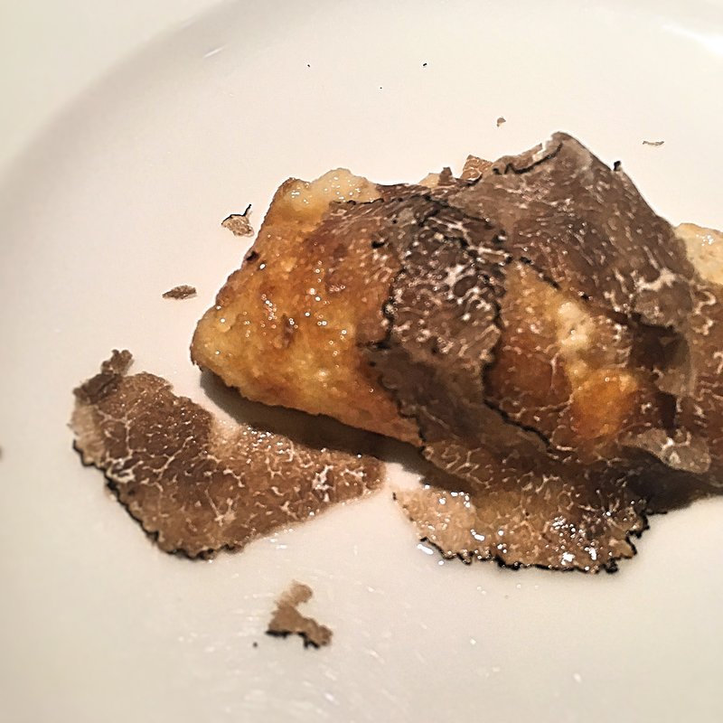 サマートリュフのスフレオムレツ(キャーヴ ドゥ ギャマン エ ハナレ （Cave de Gamin et Hanare）)