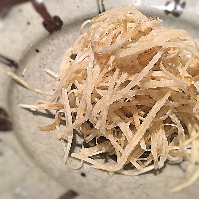 根セロリとちりめん山椒のサラダ(キャーヴ ドゥ ギャマン エ ハナレ （Cave de Gamin et Hanare）)