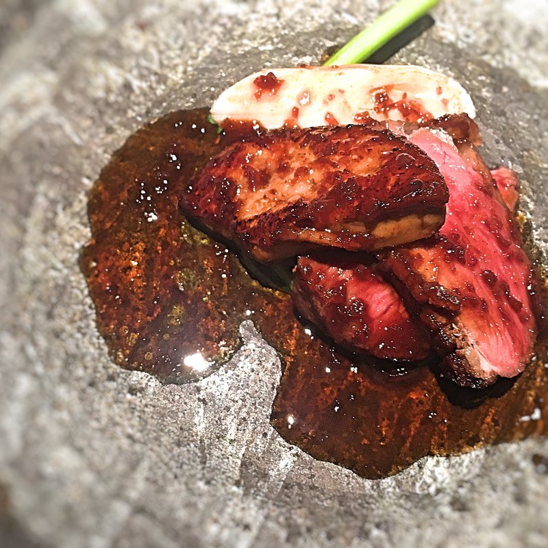 真鴨とフォアグラのすき焼き風(キャーヴ ドゥ ギャマン エ ハナレ （Cave de Gamin et Hanare）)