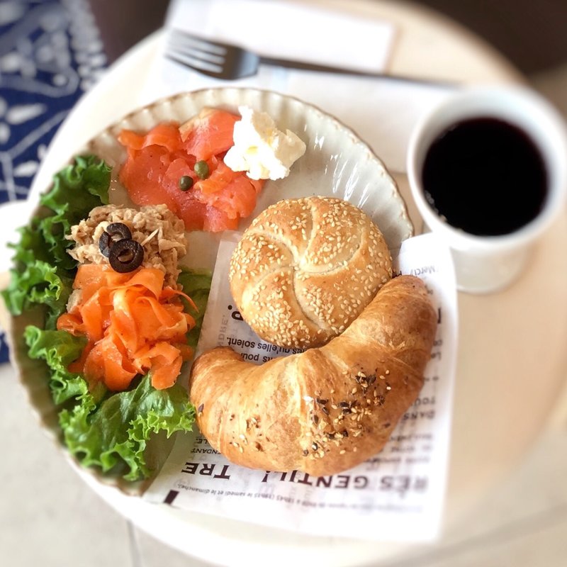 スモークサーモン と クリームチーズ ＆ ツナ と キャロットラペ (Border Cafe　 )