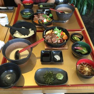ステーキ麦とろ定食(自然薯やま里)