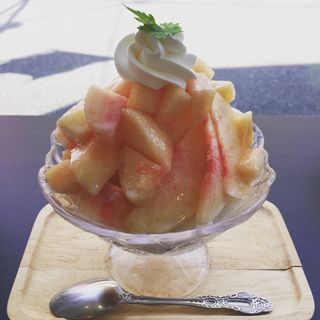 桃尽くしのかき氷(トルクーヘン)