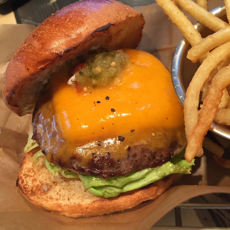 チーズバーガー（ポテト付）(J.S. BURGERS CAFE 新宿店 （J.S.バーガーズ カフェ 【旧店名】STANDARD BURGERS）)