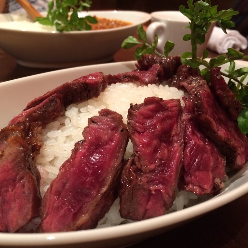 熟成ハラミ丼(M.E.S. Cafe & Bar)