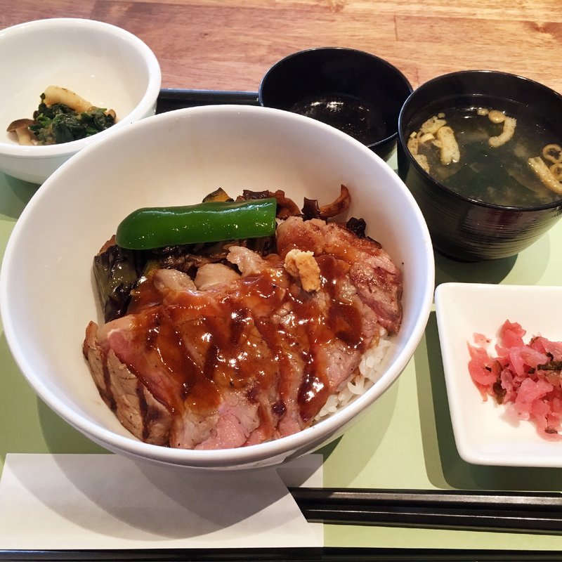 アンガスサーロインステーキ丼(ロイヤルホスト室見店)