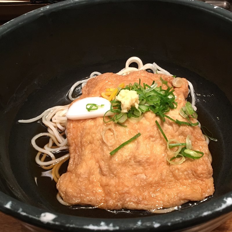 大判きつねのおうどん(冷)(おいしいおうどん つるとんたん BIS TOKYO)