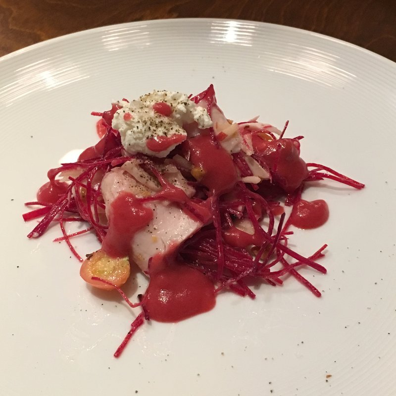 播州赤鶏胸肉とビーツのサラダ(リストランテ ハナタニ)