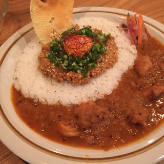 三種の鶏のチキンカレーとキーマカレーのあいがけ(スパイス スエヒロ)